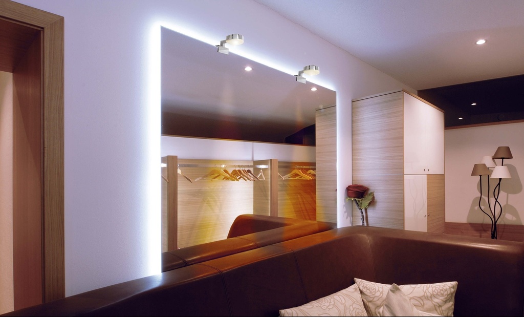 LED pohištvena svetilka Gienah, 3,2 W, 3000 K, srebrna