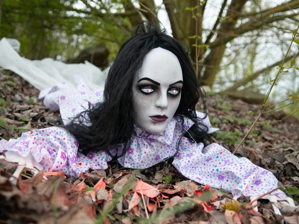 Crawling girl - 150 x 40 x 32 cm